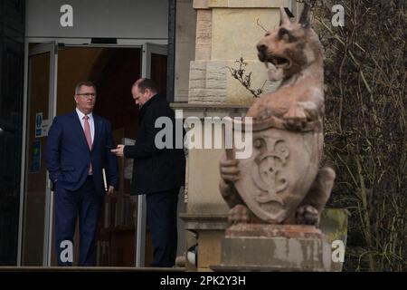 DUP-Führer Jeffrey Donaldson (links) und MLA Gordon Lyons vor Stormont Castle, wo Parteivertreter mit Jayne Brady, Leiter des öffentlichen Dienstes in Nordirland, zusammentreffen, um Haushaltsfragen zu erörtern. Bilddatum: Mittwoch, 5. April 2023. Stockfoto