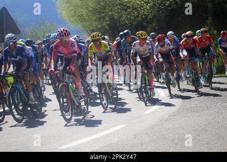 Arkiskil, Spanien. 04. April 2023. Das Peloton, das den Hafen von Arkiskil während der 2. Etappe des Baskenlandes Itzulia 2023 zwischen Viana und Leitza am 04. April 2023 in Arkiskil, Spanien, hochfährt. (Foto: Alberto Brevers/Pacific Press/Sipa USA) Guthaben: SIPA USA/Alamy Live News Stockfoto