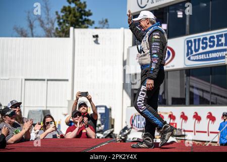 Pomona, Usa. 02. April 2023. John Force, eine Legende unter den Drag-Racing-Community, begrüßt die Massen während der Eröffnungszeremonie des Wettbewerbs. Professionelle Dragster-Rennfahrer treffen sich landesweit zu den Lucas Oil NHRA Winternationals, die 63. Jahre in Folge auf der in-N-Out Burger Pomona Dragstrip stattfinden. Die Fahrer kämpften über einen Zeitraum von drei Tagen, der am 31. März begann und am 2. April endete. Sie kämpften um die Titel in jeder Abteilung. (Foto: Jon Putman/SOPA Images/Sipa USA) Guthaben: SIPA USA/Alamy Live News Stockfoto