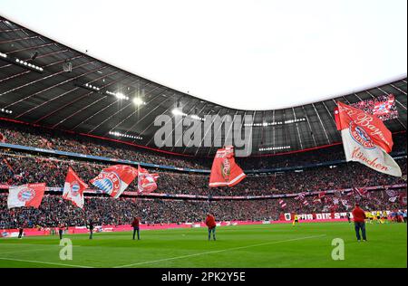 Die Flagge schwankt vor dem Spielbeginn, stimmungsvoll, ausverkauft, Deutscher Klassiker FC Bayern München FCB vs. Borussia Dortmund BVB, Allianz Arena, M Stockfoto