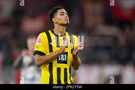 Die Spieler danken den Fans Jude Bellingham Borussia Dortmund BVB (22), German Classico FC Bayern München FCB gegen Borussia Dortmund BVB, Allianz Aren Stockfoto