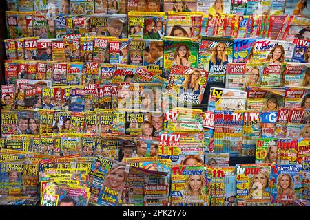 Viele Titel der Regenbogenpresse werden in einem Buchladen am Bahnhof, Hamm, Ruhrgebiet, Nordrhein-Westfalen, Deutschland, Europa Stockfoto