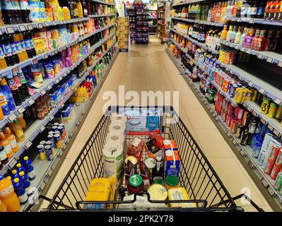 Einkaufswagen wird durch einen Gang geschoben, Supermarkt, Witten, Deutschland, Europa Stockfoto