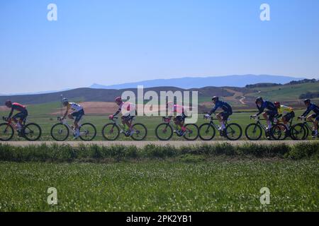 Torres del Rio, Spanien. 04. April 2023. Das führende Peloton, das das Peloton während der 2. Etappe des Baskenlandes Itzulia 2023 zwischen Viana und Leitza am 04. April 2023 in Torres del Rio, Spanien, zieht. (Foto: Alberto Brevers/Pacific Press/Sipa USA) Guthaben: SIPA USA/Alamy Live News Stockfoto