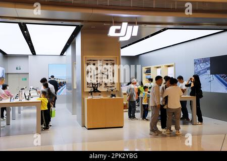 SHENZHEN, CHINA – 5. APRIL 2023 – Kunden kaufen Drohnen in einem DJI-Drohnengeschäft in Shenzhen, Südchina, Provinz Guangdong, 5. April 2023. Stockfoto