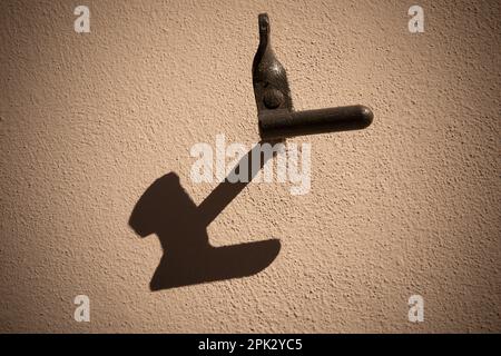 Raue Wandtextur, Hakenwand und Schatten, Gebäudefassade, Stadtkonzept, zufällige Zeichnung Stockfoto