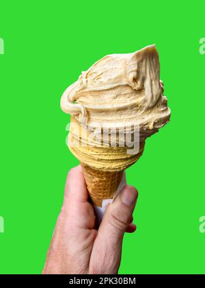 Speiseeis in der Hand isoliert auf Greenscreen-Hintergrund zum Schneiden. Cremige süße Eiscreme. Ein Mann mit einem Eis Stockfoto