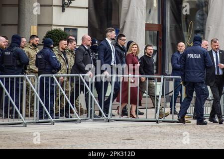 Warschau, Polen. 05. April 2023. Olena Zelenska und Volodymyr Zelensky werden auf dem Weg zum Präsidentenpalast für ein Treffen während ihres eintägigen Besuchs in Warschau gesehen. Wolodymyr Zelensky und seine Frau Olena besuchen Warschau einen Tag lang, was als Geste des Dankes an das benachbarte Polen für seine Unterstützung bei der Verteidigung der Ukraine gegen die russische Invasion der Ukraine gedacht ist. Kredit: SOPA Images Limited/Alamy Live News Stockfoto