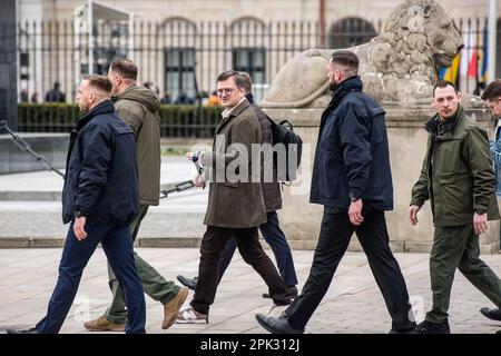 Warschau, Polen. 05. April 2023. Der ukrainische Verteidigungsminister Dmytro Kuleba (Brillenzentrum) wird auf dem Weg zum Präsidentenpalast in Warschau gesehen. Wolodymyr Zelensky und seine Frau Olena besuchen Warschau einen Tag lang, was als Geste des Dankes an das benachbarte Polen für seine Unterstützung bei der Verteidigung der Ukraine gegen die russische Invasion der Ukraine gedacht ist. Kredit: SOPA Images Limited/Alamy Live News Stockfoto