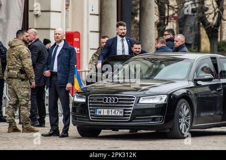 Warschau, Polen. 05. April 2023. Präsident Wolodymyr Zelensky begrüßt seine Anhänger während seines eintägigen Besuchs in Warschau beim Betreten der Limousine. Wolodymyr Zelensky und seine Frau Olena besuchen Warschau einen Tag lang, was als Geste des Dankes an das benachbarte Polen für seine Unterstützung bei der Verteidigung der Ukraine gegen die russische Invasion der Ukraine gedacht ist. Kredit: SOPA Images Limited/Alamy Live News Stockfoto