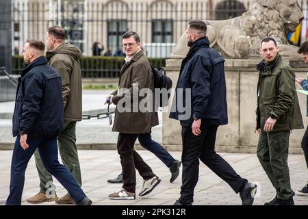 Warschau, Polen. 05. April 2023. Der ukrainische Verteidigungsminister Dmytro Kuleba (Brillenzentrum) wird auf dem Weg zum Präsidentenpalast in Warschau gesehen. Wolodymyr Zelensky und seine Frau Olena besuchen Warschau einen Tag lang, was als Geste des Dankes an das benachbarte Polen für seine Unterstützung bei der Verteidigung der Ukraine gegen die russische Invasion der Ukraine gedacht ist. Kredit: SOPA Images Limited/Alamy Live News Stockfoto