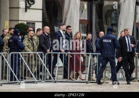 Warschau, Polen. 05. April 2023. Olena Zelenska und Volodymyr Zelensky werden auf dem Weg zum Präsidentenpalast für ein Treffen während ihres eintägigen Besuchs in Warschau gesehen. Wolodymyr Zelensky und seine Frau Olena besuchen Warschau einen Tag lang, was als Geste des Dankes an das benachbarte Polen für seine Unterstützung bei der Verteidigung der Ukraine gegen die russische Invasion der Ukraine gedacht ist. Kredit: SOPA Images Limited/Alamy Live News Stockfoto