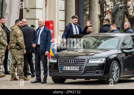 Warschau, Polen. 05. April 2023. Präsident Wolodymyr Zelensky begrüßt seine Anhänger während seines eintägigen Besuchs in Warschau beim Betreten der Limousine. Wolodymyr Zelensky und seine Frau Olena besuchen Warschau einen Tag lang, was als Geste des Dankes an das benachbarte Polen für seine Unterstützung bei der Verteidigung der Ukraine gegen die russische Invasion der Ukraine gedacht ist. Kredit: SOPA Images Limited/Alamy Live News Stockfoto