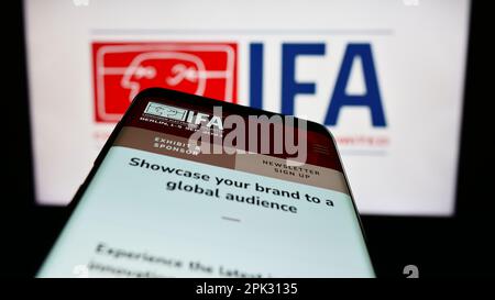 Mobiltelefon mit Internetseite der Internationalen Funkausstellung Berlin (IFA) auf dem Bildschirm vor dem Logo. Fokus auf oberer linker Seite des Telefondisplays. Stockfoto