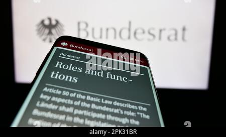 Mobiltelefon mit Website des Bundesgesetzes Bundesrat auf Leinwand vor Siegel. Fokus auf oberer linker Seite des Telefondisplays. Stockfoto