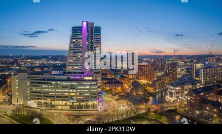 Leeds, Großbritannien, Dusk am Bridgewater Place und Leeds City Centre aus der Nähe des Bahnhofs. Yorkshire Nordengland Vereinigtes Königreich. Stockfoto