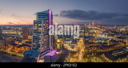 Leeds, Großbritannien, Dusk am Bridgewater Place und Leeds City Centre aus der Nähe des Bahnhofs. Yorkshire Nordengland Vereinigtes Königreich. Stockfoto