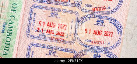 Einreise- und Ausreisestempel, die Kambodscha-Grenzkontrollbeamte im Rahmen ihrer Einwanderungs- und Zollverfahren in einem Pass anbringen. Viele reiben Stockfoto