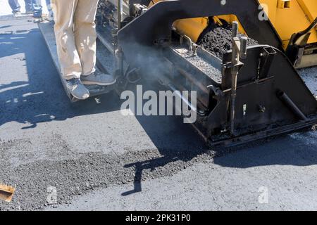 Dampfwalze der Asphaltmaschine während des Bauprozesses neue Straße, nach dem Schichtverfahren von unten Stockfoto