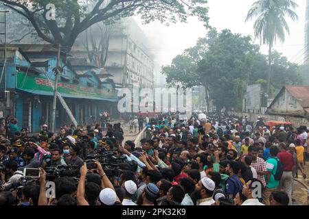 Feuerwehrleute arbeiten am 4. April 2023 an der Kontrolle eines Großbrands im Bangabazar Shopping Complex in Dhaka, Bangladesch. (Foto: Md Noor Hossain/Pacific Press/Sipa USA) Stockfoto