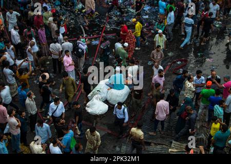 Feuerwehrleute arbeiten am 4. April 2023 an der Kontrolle eines Großbrands im Bangabazar Shopping Complex in Dhaka, Bangladesch. (Foto: Md Noor Hossain/Pacific Press/Sipa USA) Stockfoto