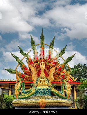 Mythologische Riesenschlange „NAGA“. Eine farbenfrohe schlangenartige Statue ist häufig in jedem Tempel in Thailand zu sehen. Stockfoto