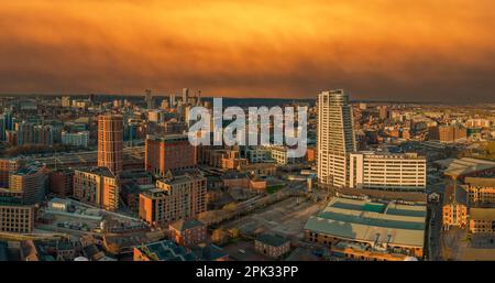 Leeds City Centre at Sunset, das Stadtzentrum mit Geschäften, Büros und Wohngebäuden einschließlich des Bahnhofs. Leeds in West Yorkshire Stockfoto