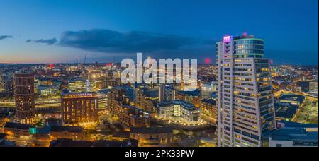 Leeds City Centre Luftaufnahme des Stadtzentrums mit Geschäften, Büros und Wohngebäuden einschließlich des Bahnhofs. Leeds in West Yorkshire Stockfoto