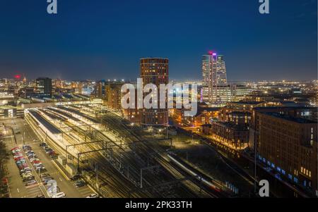 Leeds City Centre Luftaufnahme des Stadtzentrums mit Geschäften, Büros und Wohngebäuden einschließlich des Bahnhofs. Leeds in West Yorkshire Stockfoto