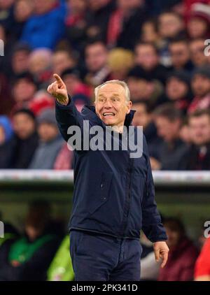 Christian STREICH, FRG Trainer im Spiel FC BAYERN MÜNCHEN – SC FREIBURG 1-2 DFB-Pokal, deutscher Fußballpokal, Quarterfinal am 04. April 2023 in München. Staffel 2022/2023, FCB, München, München, © Peter Schatz / Alamy Live News - DFB-VORSCHRIFTEN VERBIETEN DIE VERWENDUNG VON FOTOS als BILDSEQUENZEN und/oder QUASI-VIDEO - Stockfoto