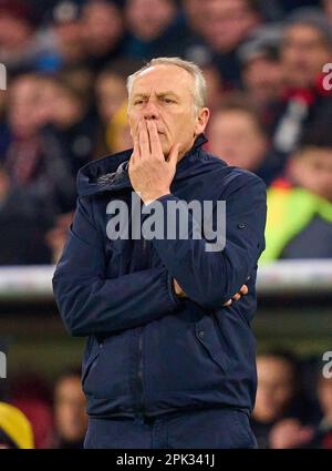 Christian STREICH, FRG Trainer im Spiel FC BAYERN MÜNCHEN – SC FREIBURG 1-2 DFB-Pokal, deutscher Fußballpokal, Quarterfinal am 04. April 2023 in München. Staffel 2022/2023, FCB, München, München, © Peter Schatz / Alamy Live News - DFB-VORSCHRIFTEN VERBIETEN DIE VERWENDUNG VON FOTOS als BILDSEQUENZEN und/oder QUASI-VIDEO - Stockfoto