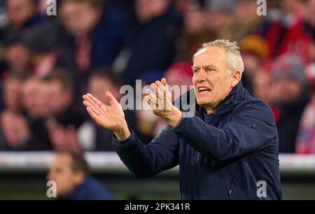 Christian STREICH, FRG Trainer im Spiel FC BAYERN MÜNCHEN – SC FREIBURG 1-2 DFB-Pokal, deutscher Fußballpokal, Quarterfinal am 04. April 2023 in München. Staffel 2022/2023, FCB, München, München, © Peter Schatz / Alamy Live News - DFB-VORSCHRIFTEN VERBIETEN DIE VERWENDUNG VON FOTOS als BILDSEQUENZEN und/oder QUASI-VIDEO - Stockfoto