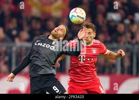 Leon GORETZKA, FCB 8, tritt um den Ball an, Tackle, Duell, Header, zweikampf, Action, Kampf gegen Lucas Höler, FRG 9 im Spiel FC BAYERN MUENCHEN - SC FREIBURG 1-2 DFB-Pokal, deutscher Fußballpokal, Viertelfinale am 04. April 2023 in München. Staffel 2022/2023, FCB, München, München, © Peter Schatz / Alamy Live News - DFB-VORSCHRIFTEN VERBIETEN DIE VERWENDUNG VON FOTOS als BILDSEQUENZEN und/oder QUASI-VIDEO - Stockfoto