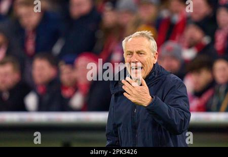 Christian STREICH, FRG Trainer im Spiel FC BAYERN MÜNCHEN – SC FREIBURG 1-2 DFB-Pokal, deutscher Fußballpokal, Quarterfinal am 04. April 2023 in München. Staffel 2022/2023, FCB, München, München, © Peter Schatz / Alamy Live News - DFB-VORSCHRIFTEN VERBIETEN DIE VERWENDUNG VON FOTOS als BILDSEQUENZEN und/oder QUASI-VIDEO - Stockfoto