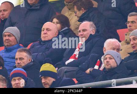 Uli HOENESS (ehemaliger FCB-Präsident ), Ehrenpräsident, Bruder Dieter im Spiel FC BAYERN MUENCHEN - SC FREIBURG 1-2 DFB-Pokal, deutscher Fußballpokal, Quartals am 04. April 2023 in München. Staffel 2022/2023, FCB, München, München, © Peter Schatz / Alamy Live News - DFB-VORSCHRIFTEN VERBIETEN DIE VERWENDUNG VON FOTOS als BILDSEQUENZEN und/oder QUASI-VIDEO - Stockfoto