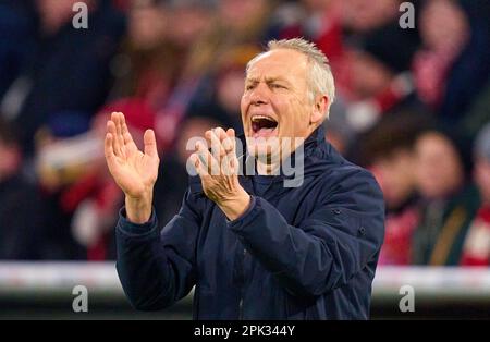 Christian STREICH, FRG Trainer im Spiel FC BAYERN MÜNCHEN – SC FREIBURG 1-2 DFB-Pokal, deutscher Fußballpokal, Quarterfinal am 04. April 2023 in München. Staffel 2022/2023, FCB, München, München, © Peter Schatz / Alamy Live News - DFB-VORSCHRIFTEN VERBIETEN DIE VERWENDUNG VON FOTOS als BILDSEQUENZEN und/oder QUASI-VIDEO - Stockfoto