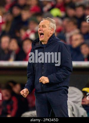 Christian STREICH, FRG Trainer im Spiel FC BAYERN MÜNCHEN – SC FREIBURG 1-2 DFB-Pokal, deutscher Fußballpokal, Quarterfinal am 04. April 2023 in München. Staffel 2022/2023, FCB, München, München, © Peter Schatz / Alamy Live News - DFB-VORSCHRIFTEN VERBIETEN DIE VERWENDUNG VON FOTOS als BILDSEQUENZEN und/oder QUASI-VIDEO - Stockfoto