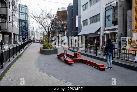 März 13. 2023 - Tokio, Japan: Öffentlicher Sitzbereich in der Mitte der Cat Street, Shibuya, Tokio, Japan Stockfoto