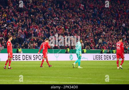 Thomas MUELLER, MÜLLER, FCB 25 Benjamin PAVARD, FCB 5 Yann Sommer, FCB 27 Torwart Joao Cancelo, FCB 22 Sad nach dem Spiel FC BAYERN MÜNCHEN – SC FREIBURG 1-2 DFB-Pokal, deutscher Fußballpokal, Quarterfinal am 04. April 2023 in München. Staffel 2022/2023, FCB, München, München, © Peter Schatz / Alamy Live News - DFB-VORSCHRIFTEN VERBIETEN DIE VERWENDUNG VON FOTOS als BILDSEQUENZEN und/oder QUASI-VIDEO - Stockfoto