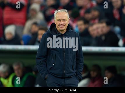 Christian STREICH, FRG Trainer im Spiel FC BAYERN MÜNCHEN – SC FREIBURG 1-2 DFB-Pokal, deutscher Fußballpokal, Quarterfinal am 04. April 2023 in München. Staffel 2022/2023, FCB, München, München, © Peter Schatz / Alamy Live News - DFB-VORSCHRIFTEN VERBIETEN DIE VERWENDUNG VON FOTOS als BILDSEQUENZEN und/oder QUASI-VIDEO - Stockfoto