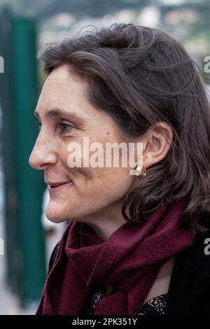 Schön, Frankreich. 03. April 2023. Porträt der französischen Sportministerin Amelie Oudea-Castera, vor dem nationalen Sportmuseum zu sehen. Amelie Oudea-Castera präsentiert im Rahmen der Eröffnung der Olympischen und Paralympischen Woche im Hinblick auf die Organisation der Olympischen Spiele 2024 in Frankreich die Ausstellung „Victories“ im Nationalsportmuseum der Allianz Arena in Nizza. Kredit: SOPA Images Limited/Alamy Live News Stockfoto