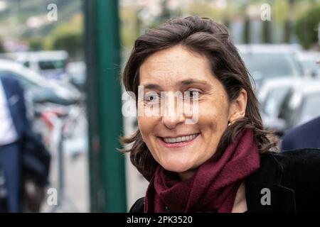 Schön, Frankreich. 03. April 2023. Porträt der französischen Sportministerin Amelie Oudea-Castera, vor dem nationalen Sportmuseum zu sehen. Amelie Oudea-Castera präsentiert im Rahmen der Eröffnung der Olympischen und Paralympischen Woche im Hinblick auf die Organisation der Olympischen Spiele 2024 in Frankreich die Ausstellung „Victories“ im Nationalsportmuseum der Allianz Arena in Nizza. Kredit: SOPA Images Limited/Alamy Live News Stockfoto