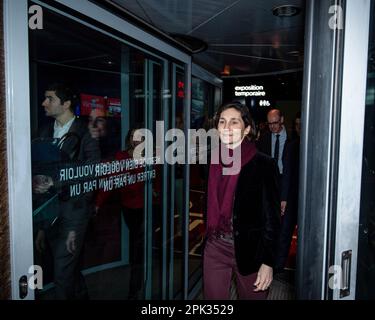 Schön, Frankreich. 03. April 2023. Amelie Oudea-Castera, französische Sportministerin, ist am Tor des Nationalen Sportmuseums in Nizza zu sehen. Amelie Oudea-Castera präsentiert im Rahmen der Eröffnung der Olympischen und Paralympischen Woche im Hinblick auf die Organisation der Olympischen Spiele 2024 in Frankreich die Ausstellung „Victories“ im Nationalsportmuseum der Allianz Arena in Nizza. Kredit: SOPA Images Limited/Alamy Live News Stockfoto