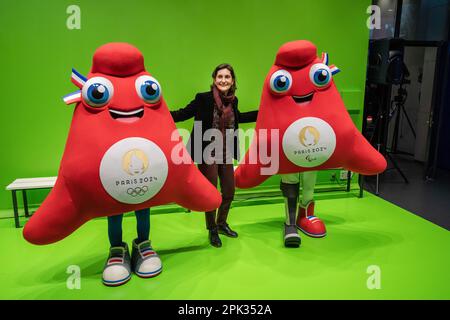 Schön, Frankreich. 03. April 2023. Amelie Oudea-Castera, französische Sportministerin, posiert mit den offiziellen Maskottchen der Olympischen Spiele 2024 in Paris, den Phrygianern. Amelie Oudea-Castera präsentiert im Rahmen der Eröffnung der Olympischen und Paralympischen Woche im Hinblick auf die Organisation der Olympischen Spiele 2024 in Frankreich die Ausstellung „Victories“ im Nationalsportmuseum der Allianz Arena in Nizza. Kredit: SOPA Images Limited/Alamy Live News Stockfoto