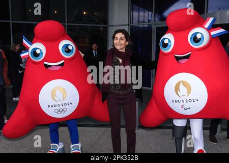 Schön, Frankreich. 03. April 2023. Amelie Oudea-Castera, französische Sportministerin, posiert mit den offiziellen Maskottchen der Olympischen Spiele 2024 in Paris, den Phrygianern. Amelie Oudea-Castera präsentiert im Rahmen der Eröffnung der Olympischen und Paralympischen Woche im Hinblick auf die Organisation der Olympischen Spiele 2024 in Frankreich die Ausstellung „Victories“ im Nationalsportmuseum der Allianz Arena in Nizza. Kredit: SOPA Images Limited/Alamy Live News Stockfoto