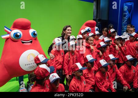 Schön, Frankreich. 03. April 2023. Amelie Oudea-Castera, französische Sportministerin, posiert mit den offiziellen Maskottchen der Olympischen Spiele 2024 in Paris, den Phrygianern. Amelie Oudea-Castera präsentiert im Rahmen der Eröffnung der Olympischen und Paralympischen Woche im Hinblick auf die Organisation der Olympischen Spiele 2024 in Frankreich die Ausstellung „Victories“ im Nationalsportmuseum der Allianz Arena in Nizza. Kredit: SOPA Images Limited/Alamy Live News Stockfoto