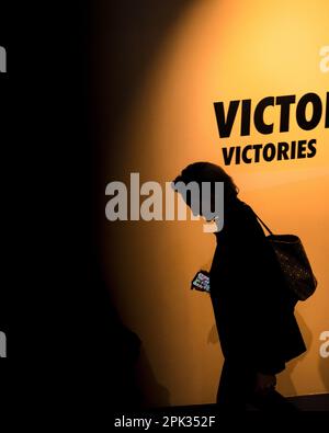 Schön, Frankreich. 03. April 2023. Die Silhouette der französischen Sportministerin Amelie Oudea-Castera beim Betreten des National Sports Museum, um die Siegesausstellung zu besuchen. Amelie Oudea-Castera präsentiert im Rahmen der Eröffnung der Olympischen und Paralympischen Woche im Hinblick auf die Organisation der Olympischen Spiele 2024 in Frankreich die Ausstellung „Victories“ im Nationalsportmuseum der Allianz Arena in Nizza. Kredit: SOPA Images Limited/Alamy Live News Stockfoto