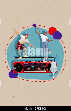 Vertikales Collagenbild von zwei überfreulichen, positiven Mini-Menschen stehen große Boombox tanzen Alkohol Cocktail Glas isoliert auf gemaltem Hintergrund Stockfoto
