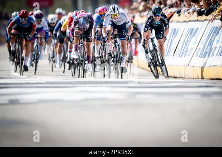 Schoten, Belgien. 05. April 2023. Dutch Lorena Wiebes von SD Worx und Dutch Charlotte Kool vom Team DSM springen bis zum Ende des Frauenrennen der eintägigen Radtour „Scheldeprijs“, 131, 6 km von Schoten nach Schoten, Belgien, am Mittwoch, den 05. April 2023. BELGA FOTO JASPER JACOBS Kredit: Belga News Agency/Alamy Live News Stockfoto