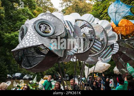 Zusammenstellung und Vorbereitung der Teilnehmer für den Beginn der Prozession durch die Straßen von Skipton beim Internationalen Puppenfest 2015 . Stockfoto